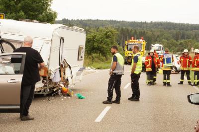 Wurmberg: schwerer Verkehrsunfall mit Wohwagen fordert eine Verletzte und hohen Sachschaden
