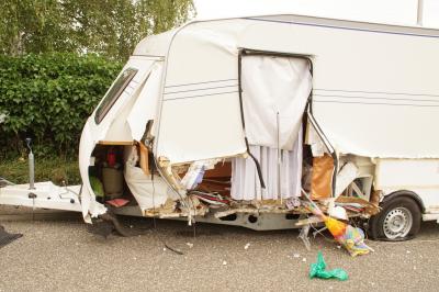 Wurmberg: schwerer Verkehrsunfall mit Wohwagen fordert eine Verletzte und hohen Sachschaden