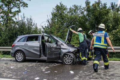 Grafenau-Doeffingen: Senior verliert die Kontrolle ueber sein Fahrzeug und kracht in Gegenverkehr - mehrere Verletzte