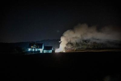 Winnenden: Brandstiftung Teil 1 â€“ Feldscheune mit mehreren hundert Strohballen in Flammen