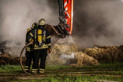 Winnenden: Brandstiftung Teil 1 â€“ Feldscheune mit mehreren hundert Strohballen in Flammen
