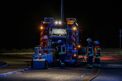 Winnenden-Birkmannsweiler: Brandstiftung Teil 2 â€“ Elektrofahrzeug an Autohaus in Brand gesteckt â€“ Sonderfahrzeug zum Loeschen im Einsatz