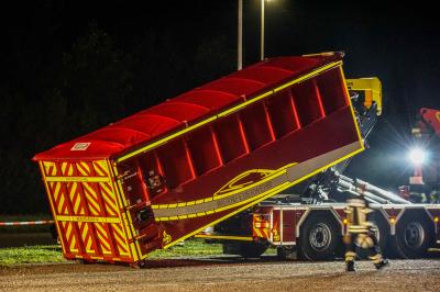 Winnenden-Birkmannsweiler: Brandstiftung Teil 2 â€“ Elektrofahrzeug an Autohaus in Brand gesteckt â€“ Sonderfahrzeug zum Loeschen im Einsatz
