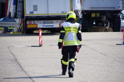 Murr : Grosseinsatz, Gefahrgutunfall an Tankstelle, Unbekannte Fluessigkeit laeuft aus LKW aus
