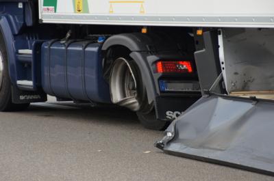 Neckartailfingen: Kollision zwischen LKW und PKW