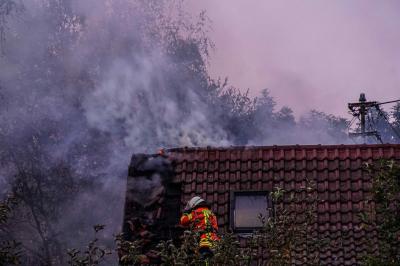 Taeferrot: Selbstentzuendung eines Strohballens sorgt fuer Wohnhausbrand  - 2 Verletzte