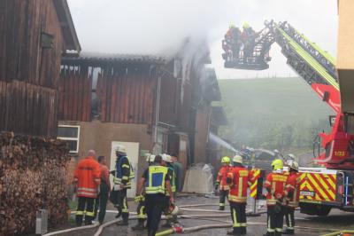 Ravenstein - Oberwittstadt: Brand eines Kuhstalles nach Blitzeinschlag, Kuehe in Gefahr