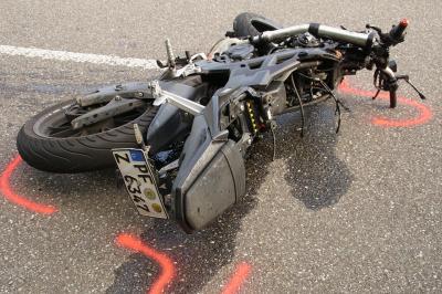 Koenigsbach-Stein: Frontalzusammenstoss auf der L611 zwischen Motorrad und Pkw - ein toter und eine schwer Verletzte