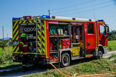 Aichwald-Schanbach: Brandstiftung? Strohballen und Reisig brannten auf einem Feld