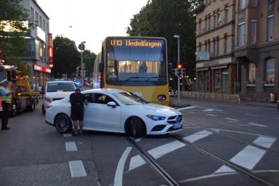 Stuttgart-Bad Cannstatt: Pkw kollidiert mit Stadtbahn