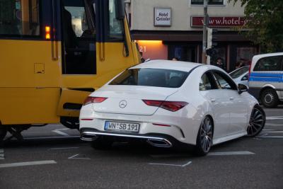 Stuttgart-Bad Cannstatt: Pkw kollidiert mit Stadtbahn