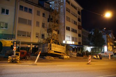 Stuttgart-Mitte: Baukran stuerzt gegen Gebaeude