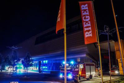 Esslingen-Sirnau: Naechtlicher Brand bei der Firma Moebel Rieger