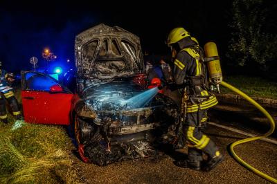 Urbach: Alfa Romeo 159 geht waehrend der Fahrt in Flammen auf