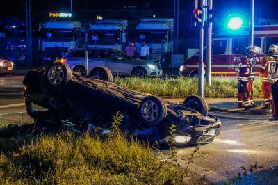 Koengen: Volvo schanzt ueber Gruenstreifen und landet auf dem Dach â€“ 1 Verletzter