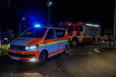 Koengen: Volvo schanzt ueber Gruenstreifen und landet auf dem Dach â€“ 1 Verletzter