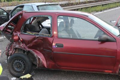 Mundelsheim: Peugeot Kracht auf Autobahn in einen Unfallstelle, 6 beteiligte Fahrzeuge