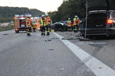 Mundelsheim: Peugeot Kracht auf Autobahn in einen Unfallstelle, 6 beteiligte Fahrzeuge