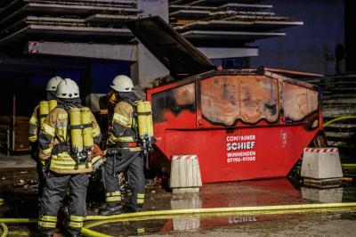 Fellbach-Schmiden: Containerbrand auf dem Gelaende der Firma Buerkle