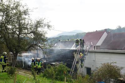 Ohmden: Brand eines Anbau greift auf Wohnhaus ueber - 1 Katze getoetet
