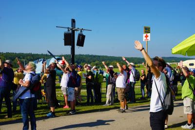 Bilder vor dem Unglueck! Kirchheim unter Teck: Beim Oldtimer Fliegertreffen stossen zwei Flugzeuge zusammen, es gibt mehrere Verletzte