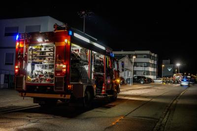 Wendlingen: 18 Verletzte darunter 5 Einsatzkraefte nach Rauchentwicklung aus Firma