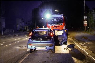 Sindelfingen:  PKW faehrt ueber Bordstein bei Unfall - Oelwanne aufgerissen