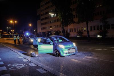 Sindelfingen:  PKW faehrt ueber Bordstein bei Unfall - Oelwanne aufgerissen