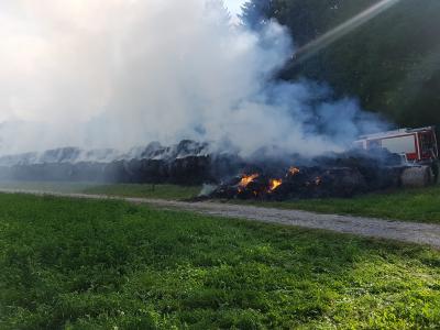 Keltern: 300 Strohballen brennen in Vollbrand - Feuerwehr mit Grossaufgebot im Einsatz