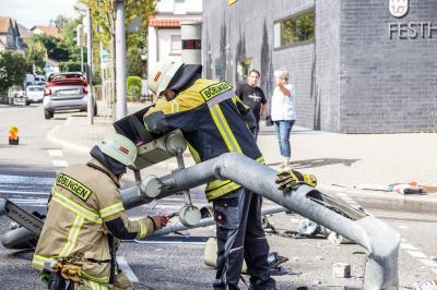 Boeblingen-Dagersheim: Nach Auffahrunfall gegen Ampelmast geschleudert 