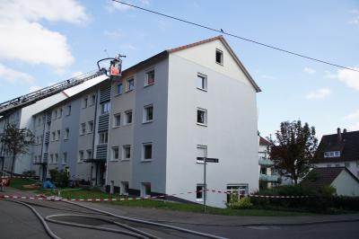 Stuttgart-Buesnau : Dachstuhlbrand in Mehrfamilienhaus 