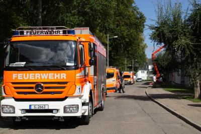 Stuttgart-Buesnau : Dachstuhlbrand in Mehrfamilienhaus 