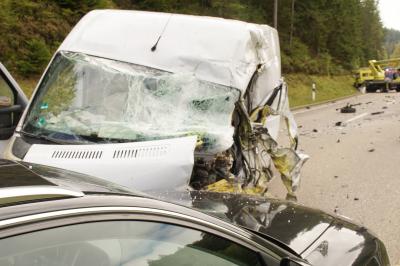 Simmerfeld: schwerer Frontalzusammenstoss dreier Fahrzeuge - 1 schwer und 3 Verletzte Personen