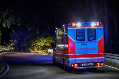 Rudersberg: VW Amarok fliegt in den Wald - Fahrer kann sich selbst retten - Bilder vom Wrack in den Baeumen