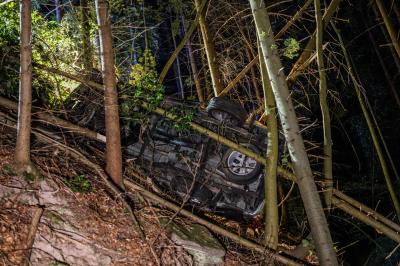 Rudersberg: VW Amarok fliegt in den Wald - Fahrer kann sich selbst retten - Bilder vom Wrack in den Baeumen