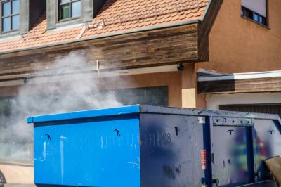 Lichtenwald-Thomashardt: Container brennt vor einem Gebaeude