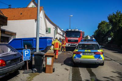 Lichtenwald-Thomashardt: Container brennt vor einem Gebaeude