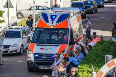 Winterbach: Grosse Schauuebung mit Fallschirmspringer und abgestuerztem Flugzeug