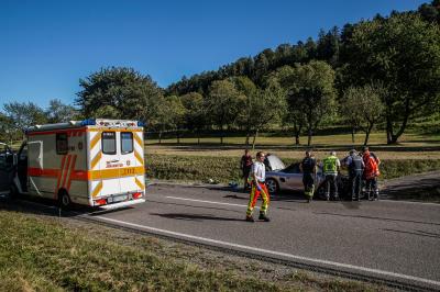 Herrenberg-Nufringen: Porsche geraet in Gegenverkehr - mehrere schwer Verletzte