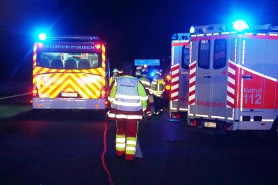 Pforzheim: Ein Reisebus in Vollbrand fordert einen Grosseinsatz der Feuerwehr und Sperrung der A8