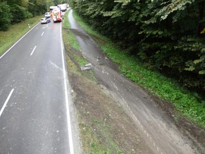 Kirchheim/ B297: Betonmischer kommt von Fahrbahn ab und landet im Graben