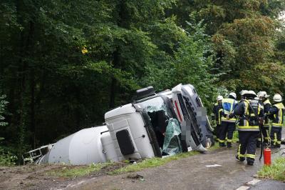 Kirchheim/ B297: Betonmischer kommt von Fahrbahn ab und landet im Graben