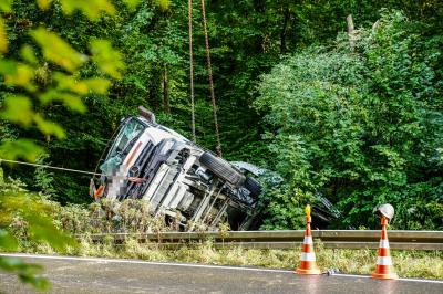 BERGUNGSBILDER! Kirchheim/ B297: Betonmischer kommt von Fahrbahn ab und landet im Graben
