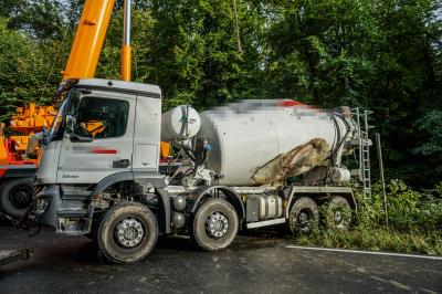 BERGUNGSBILDER! Kirchheim/ B297: Betonmischer kommt von Fahrbahn ab und landet im Graben
