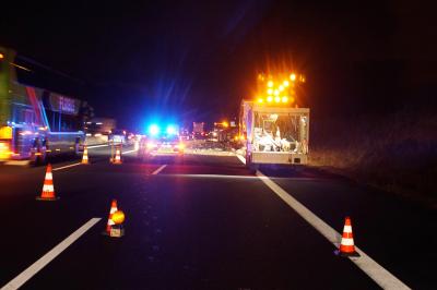 Friolzheim: ein Kleinlaster faehrt auf Pannenlkw auf - Vollsperrung der A8 und eine Verletzte Person