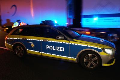 Friolzheim: ein Kleinlaster faehrt auf Pannenlkw auf - Vollsperrung der A8 und eine Verletzte Person