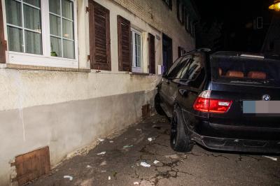 Affstaett: BMW kracht auf Hausmauer - Fahrer schwer verletzt