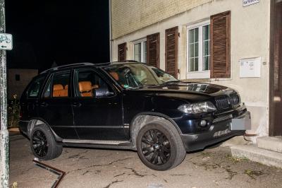 Affstaett: BMW kracht auf Hausmauer - Fahrer schwer verletzt