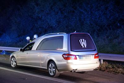 Kirchheim Teck: Toedlicher Verkehrsunfall Mercedes rast unter Sattelzug auf der A8
