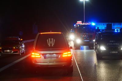 Kirchheim Teck: Toedlicher Verkehrsunfall Mercedes rast unter Sattelzug auf der A8
